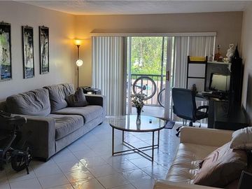 Y, Living Room, 2700 Coral Springs Dr #212, Coral Springs, FL, 33065, 